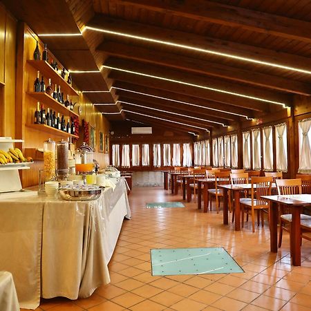 Hotel Max Аверса Екстериор снимка