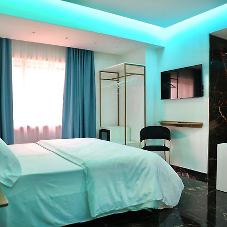 Hotel Max Аверса Екстериор снимка