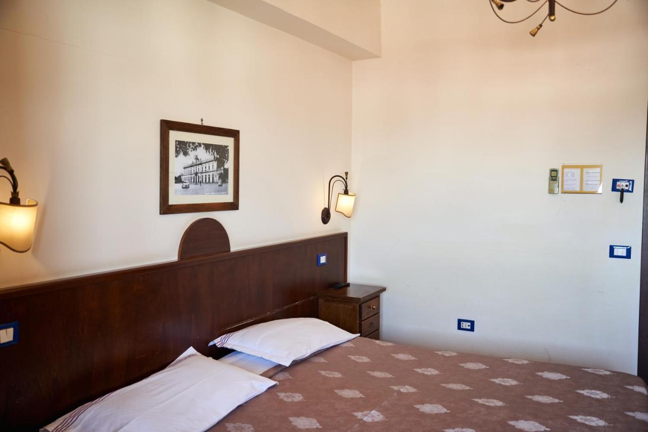 Hotel Max Аверса Екстериор снимка