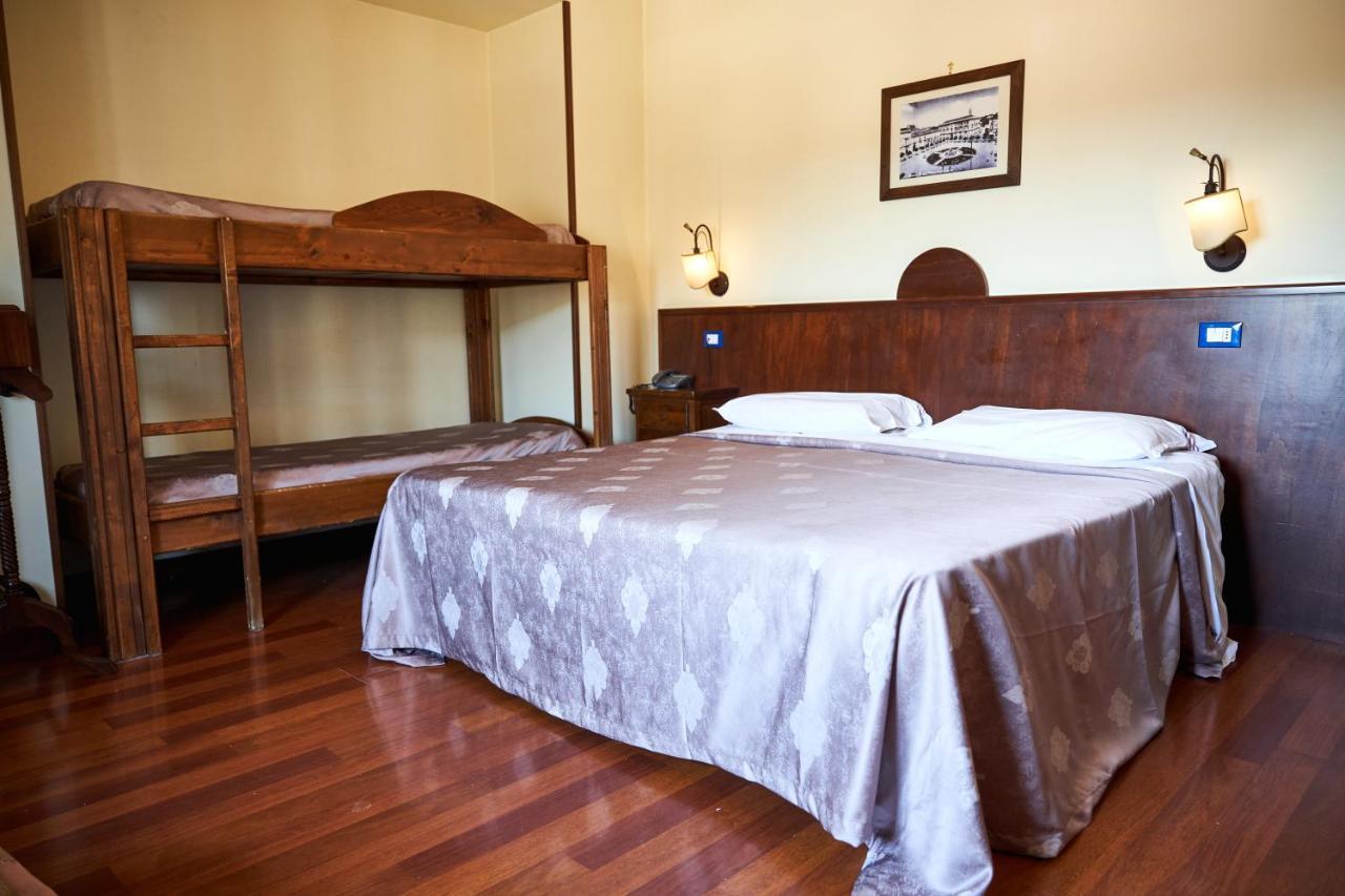 Hotel Max Аверса Екстериор снимка