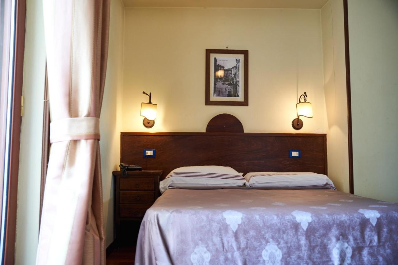 Hotel Max Аверса Екстериор снимка