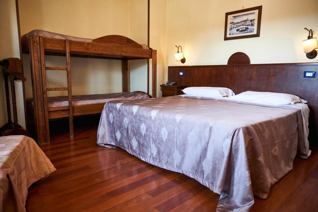 Hotel Max Аверса Екстериор снимка