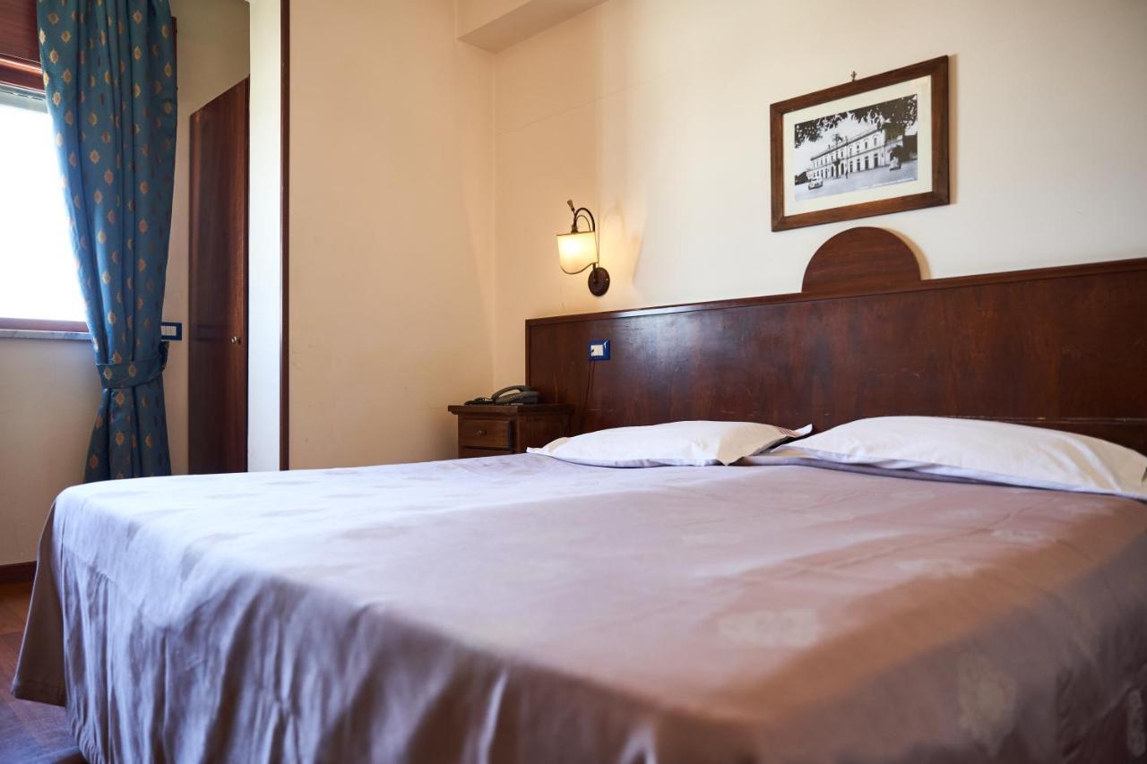 Hotel Max Аверса Екстериор снимка