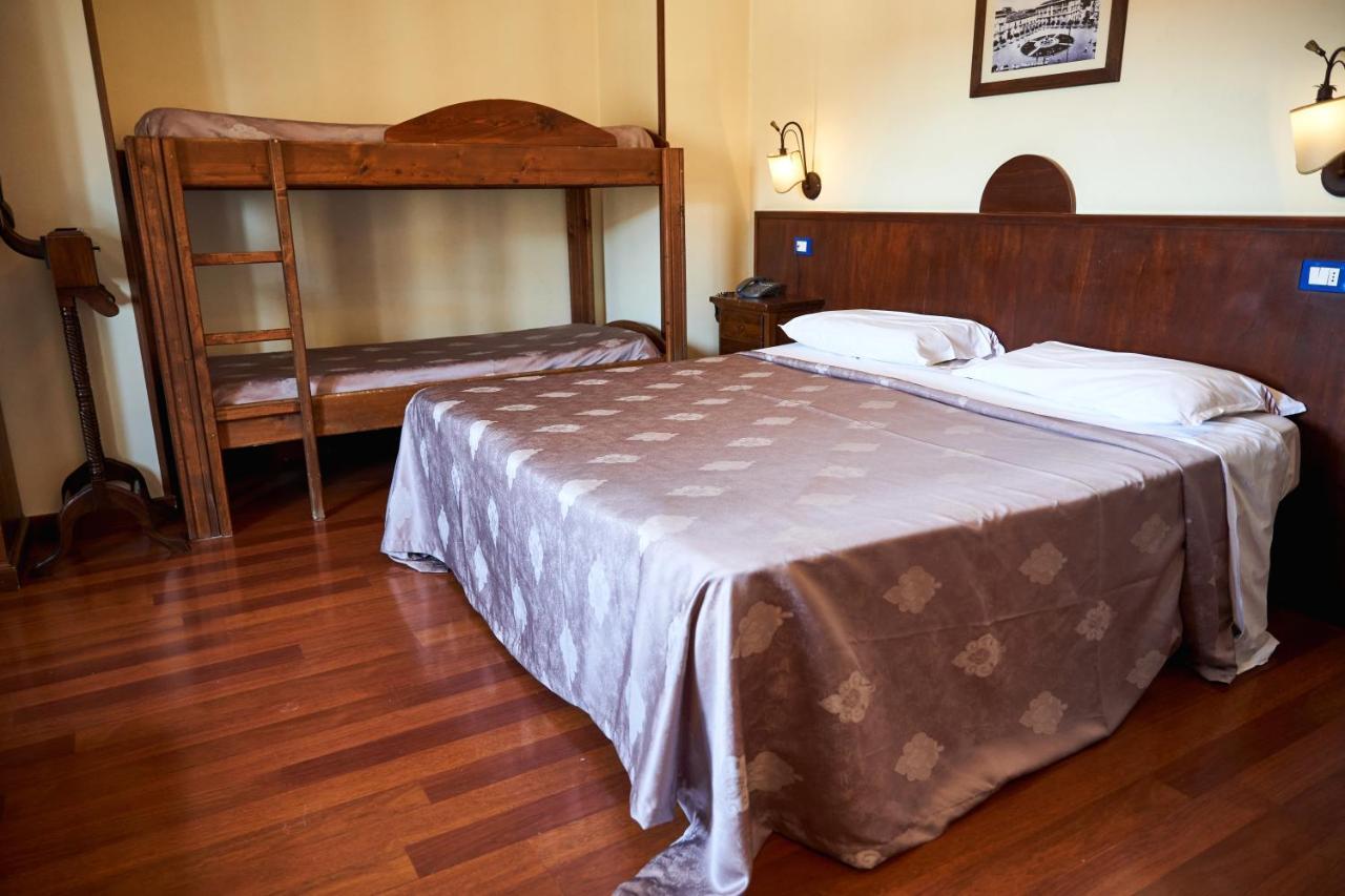 Hotel Max Аверса Екстериор снимка