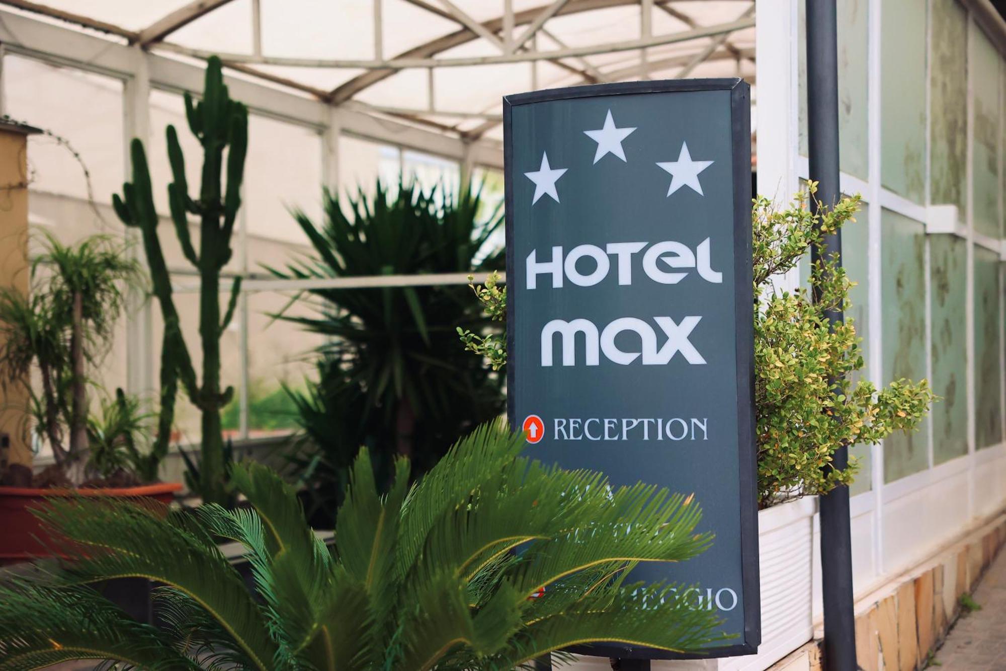 Hotel Max Аверса Екстериор снимка
