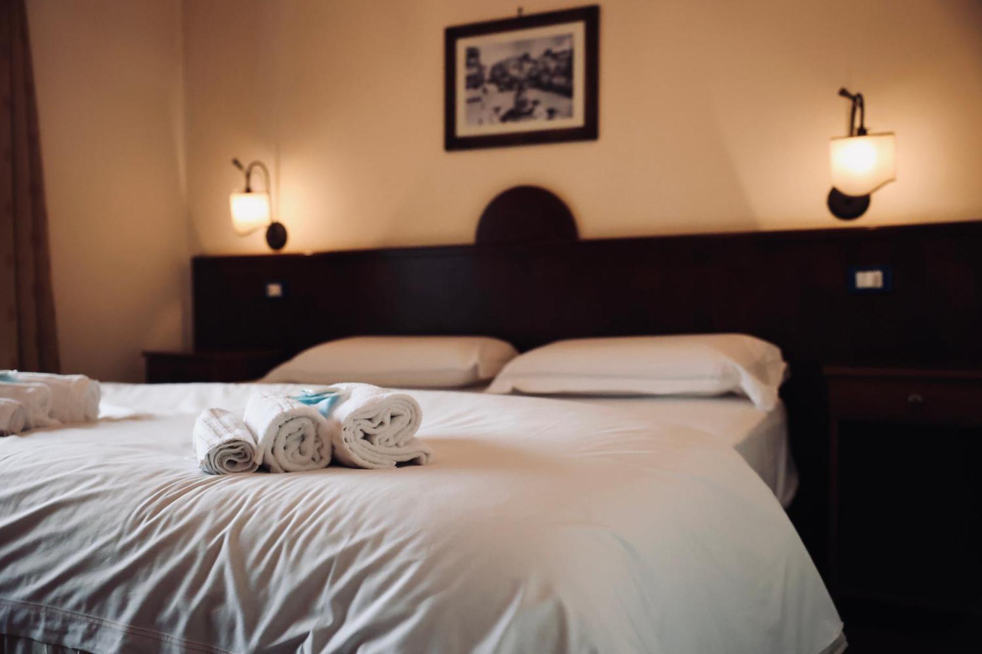 Hotel Max Аверса Екстериор снимка