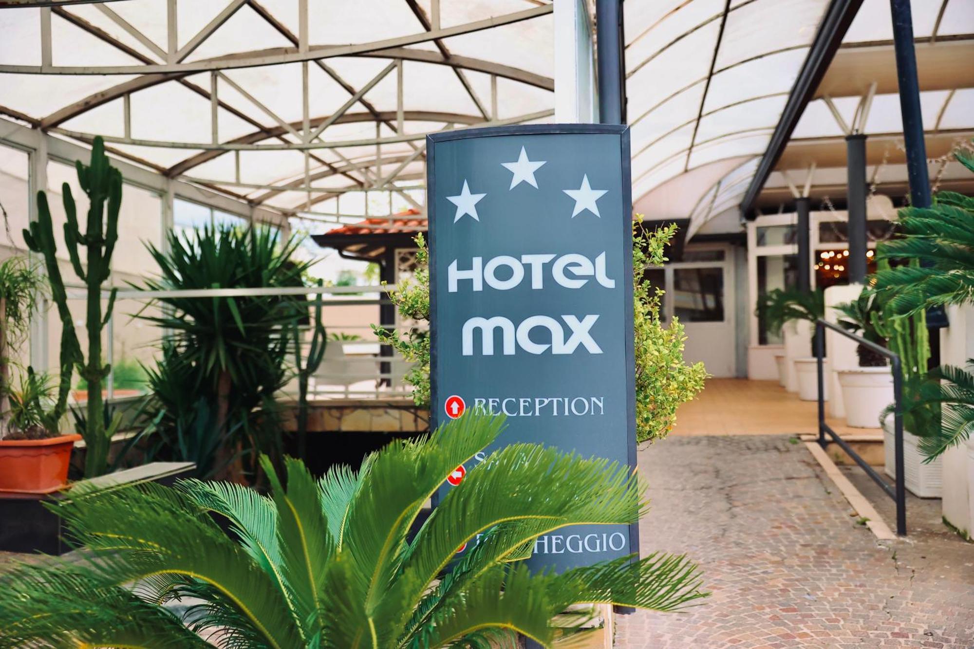Hotel Max Аверса Екстериор снимка