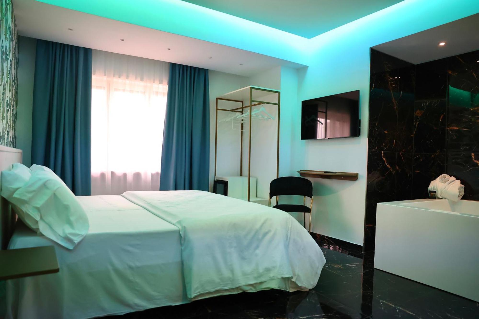 Hotel Max Аверса Екстериор снимка