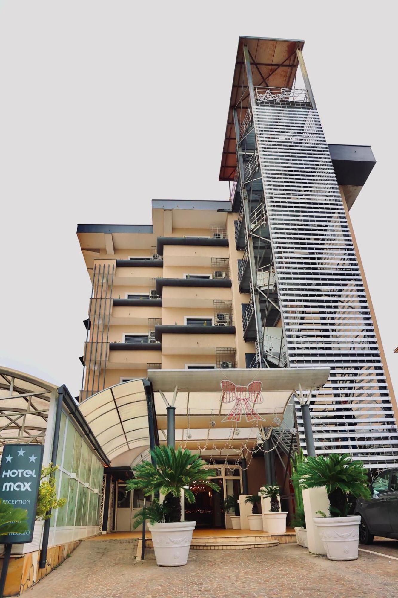 Hotel Max Аверса Екстериор снимка