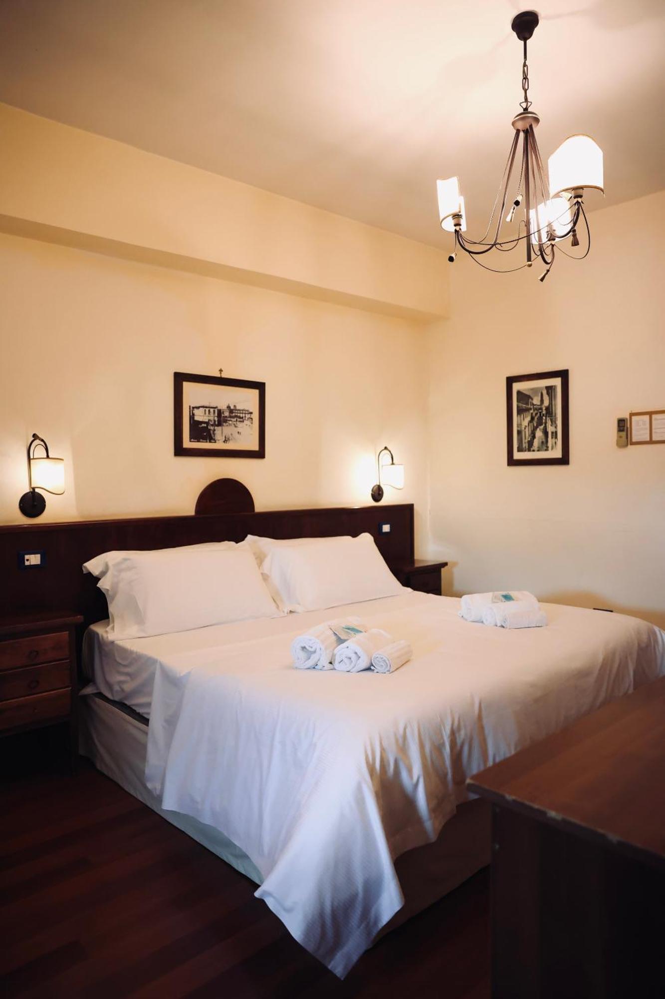 Hotel Max Аверса Екстериор снимка