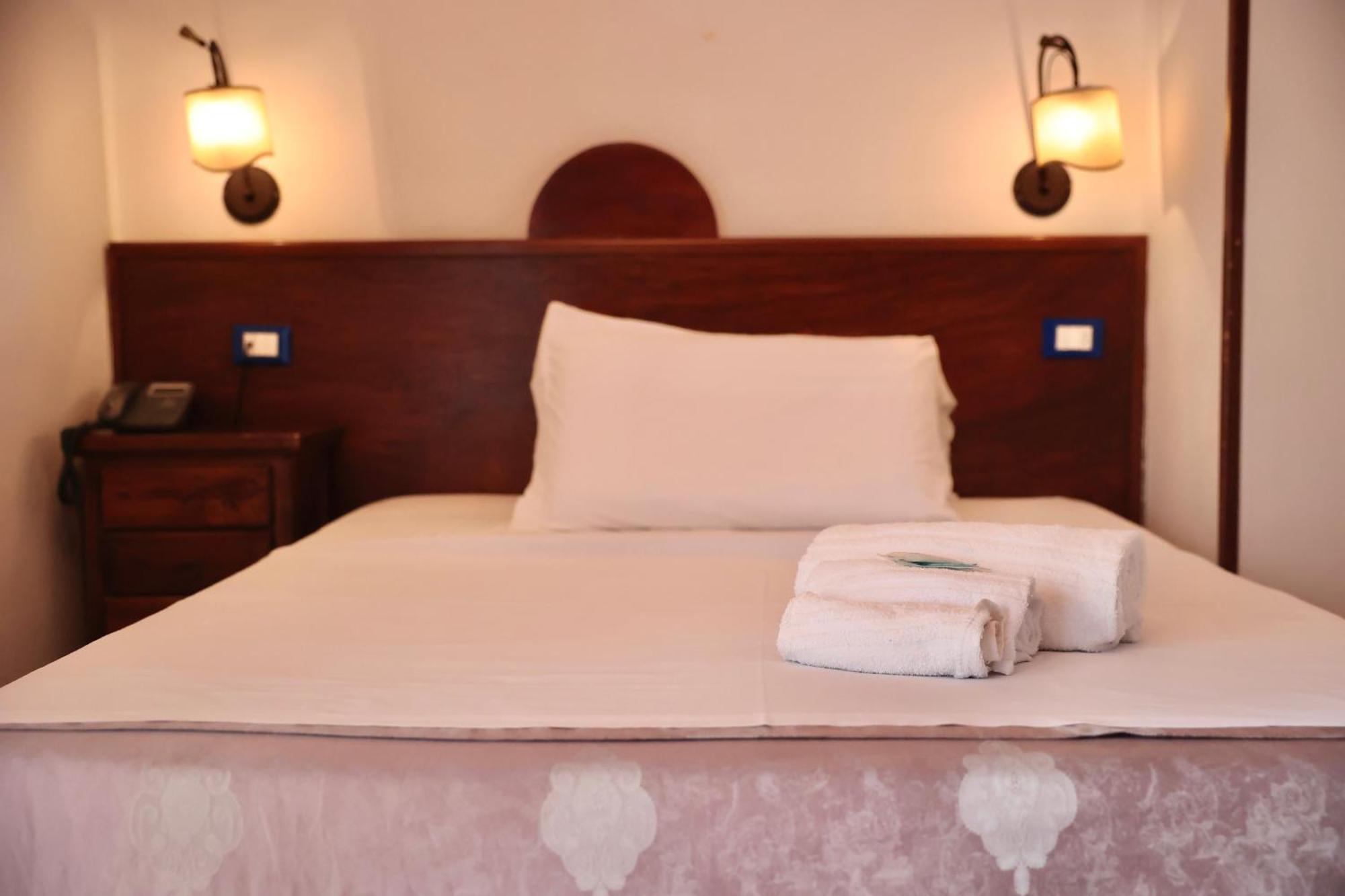 Hotel Max Аверса Екстериор снимка