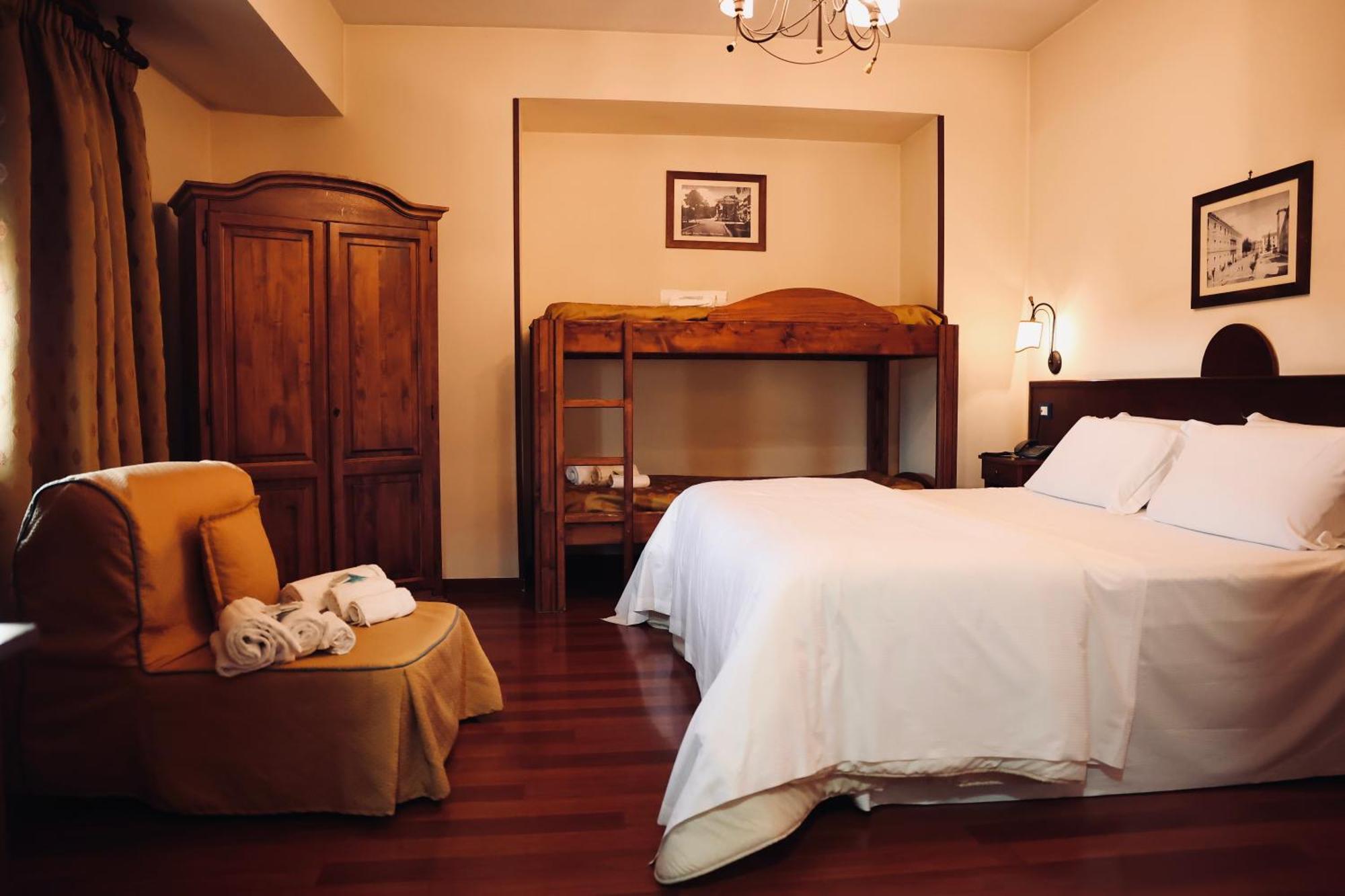 Hotel Max Аверса Екстериор снимка