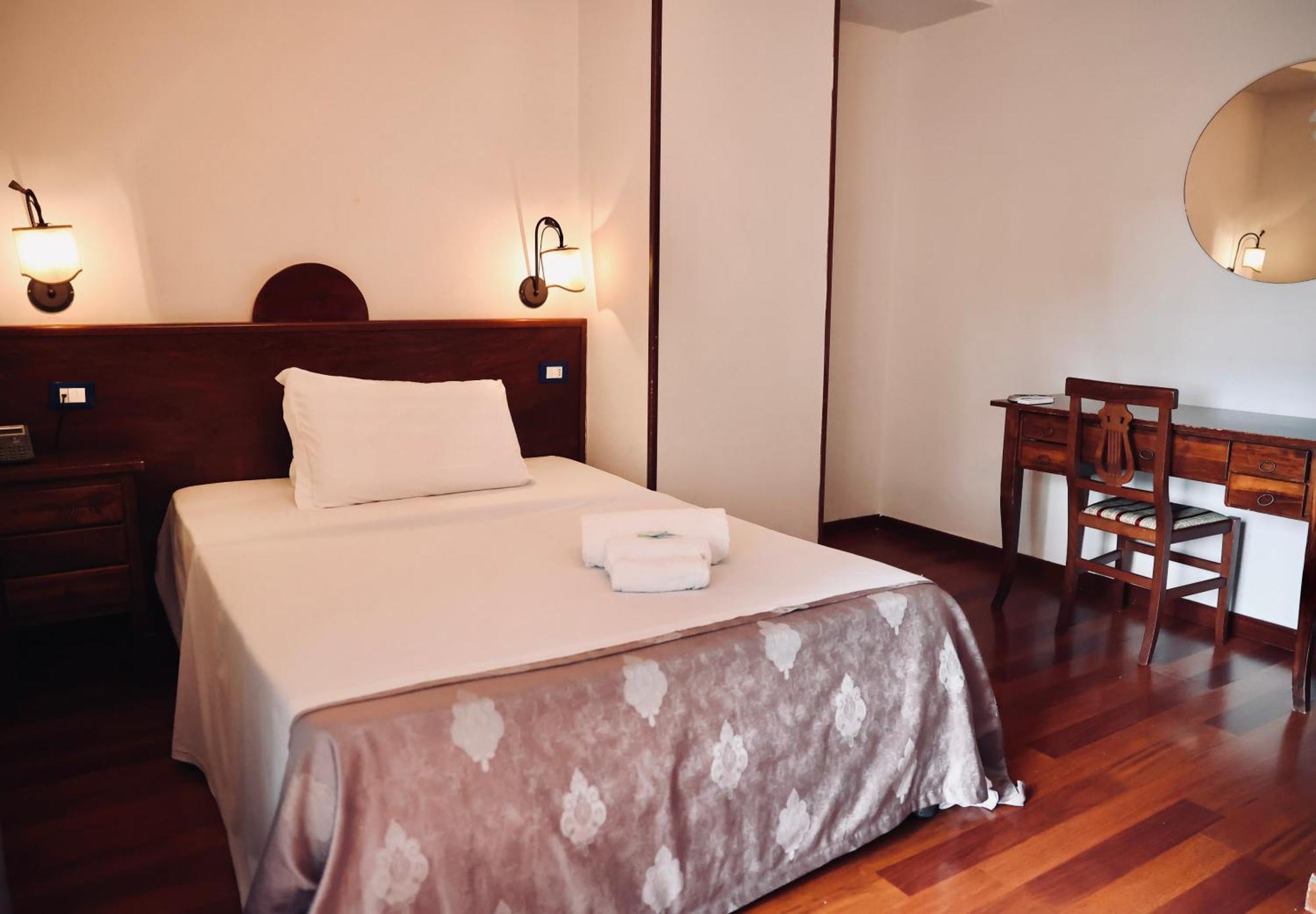 Hotel Max Аверса Екстериор снимка