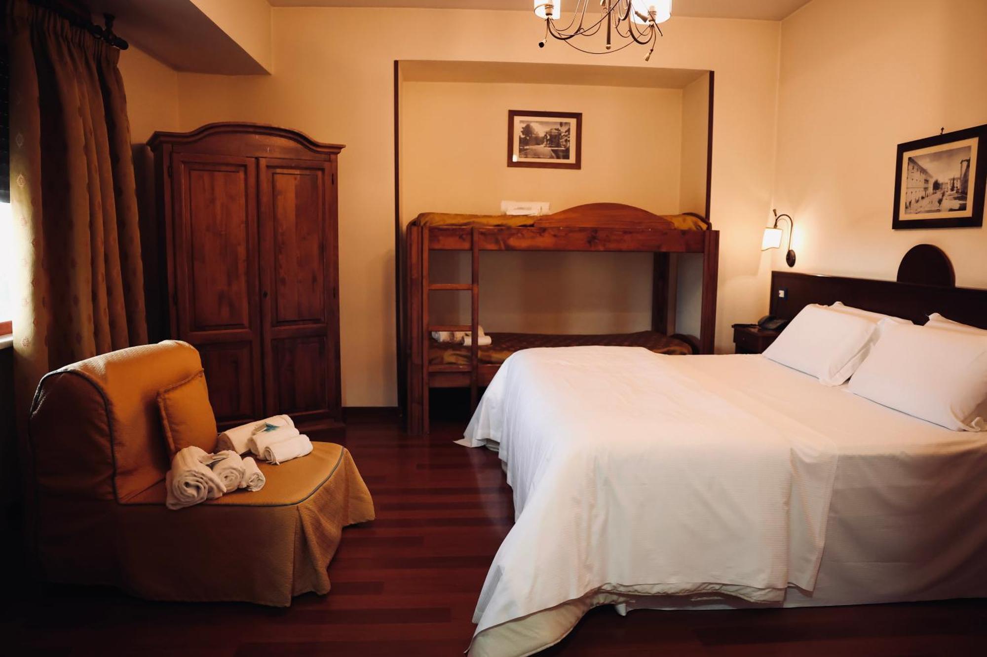 Hotel Max Аверса Екстериор снимка