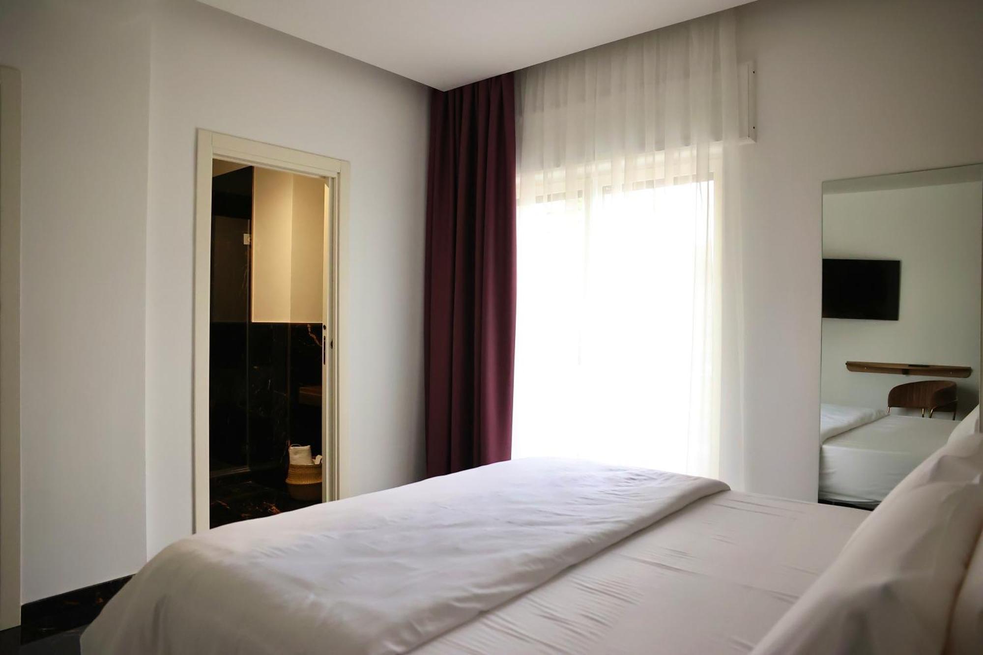 Hotel Max Аверса Екстериор снимка