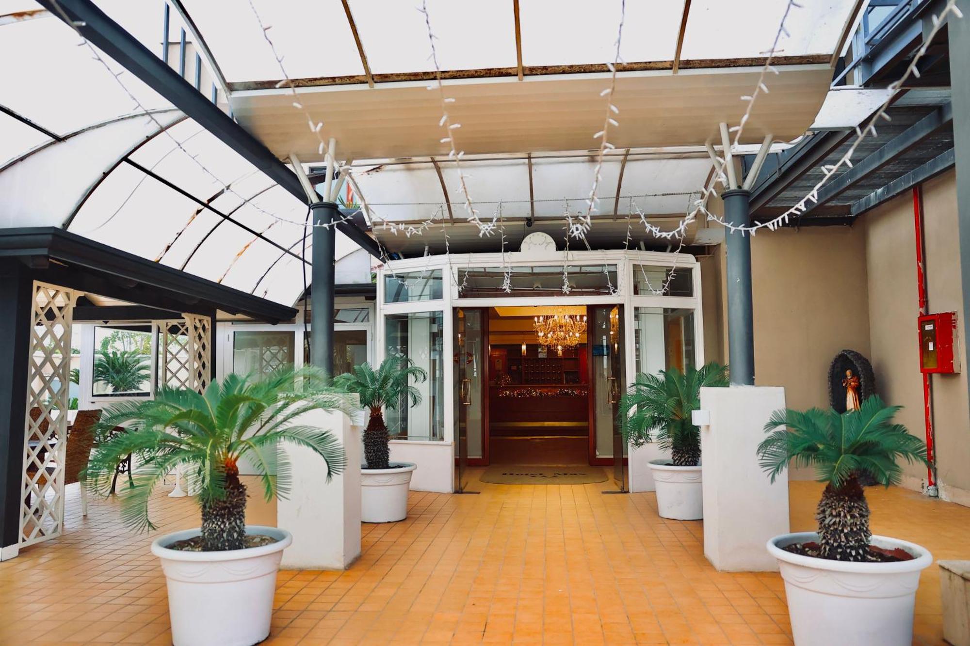 Hotel Max Аверса Екстериор снимка