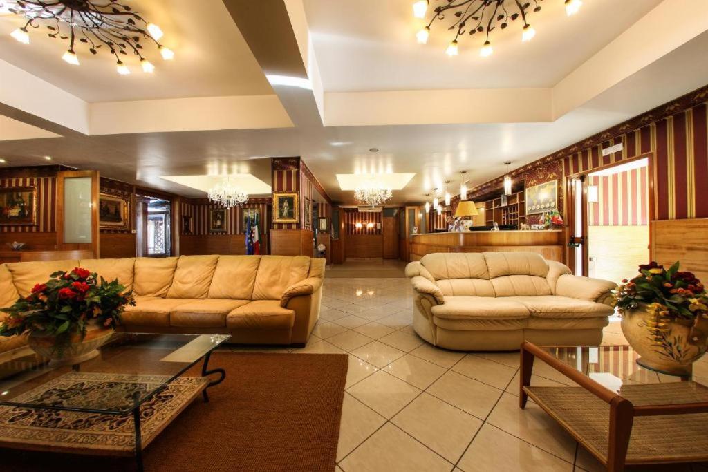 Hotel Max Аверса Екстериор снимка