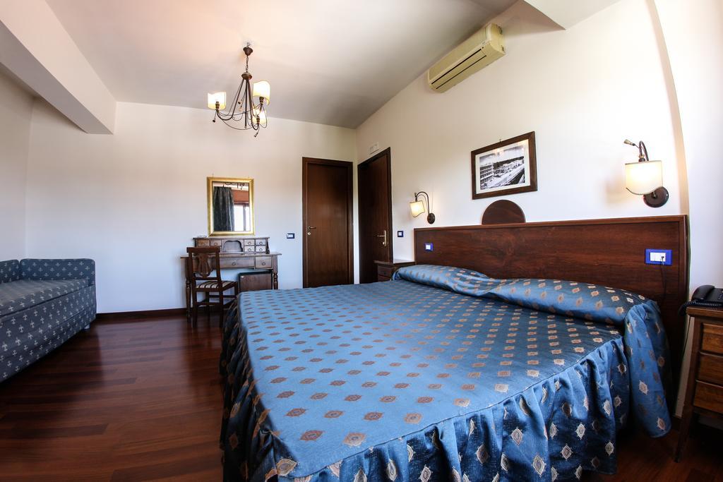 Hotel Max Аверса Екстериор снимка