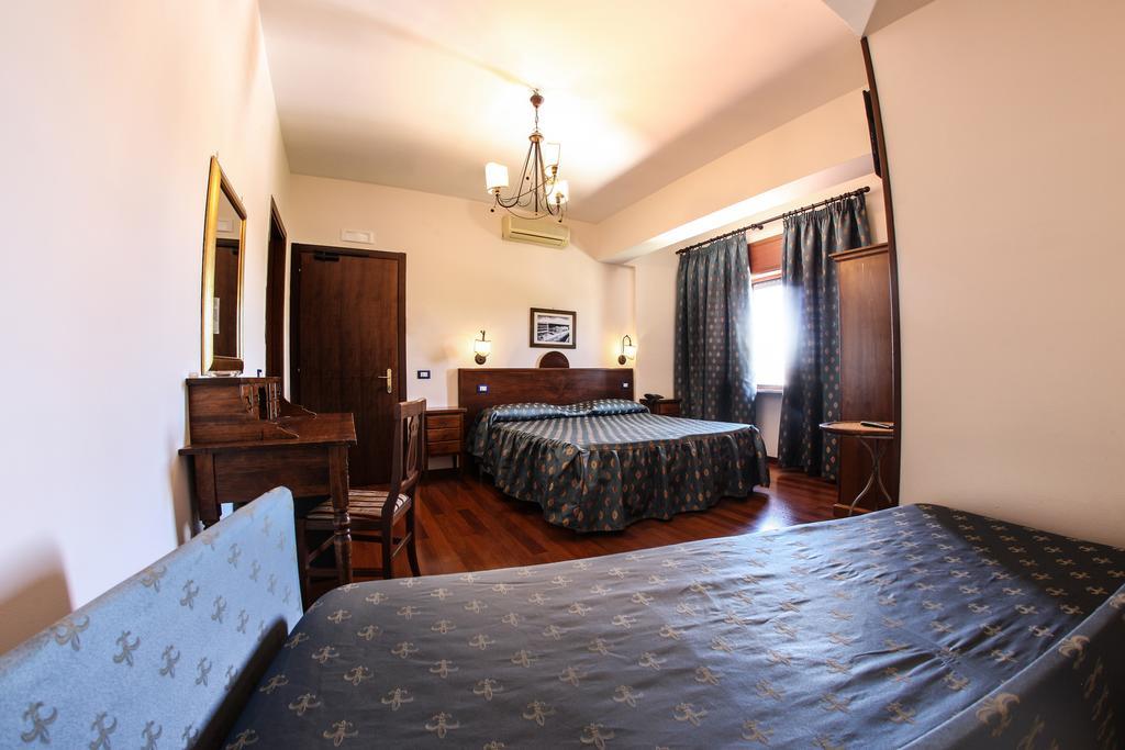 Hotel Max Аверса Екстериор снимка