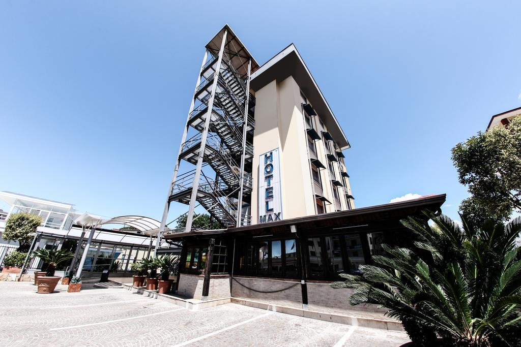 Hotel Max Аверса Екстериор снимка