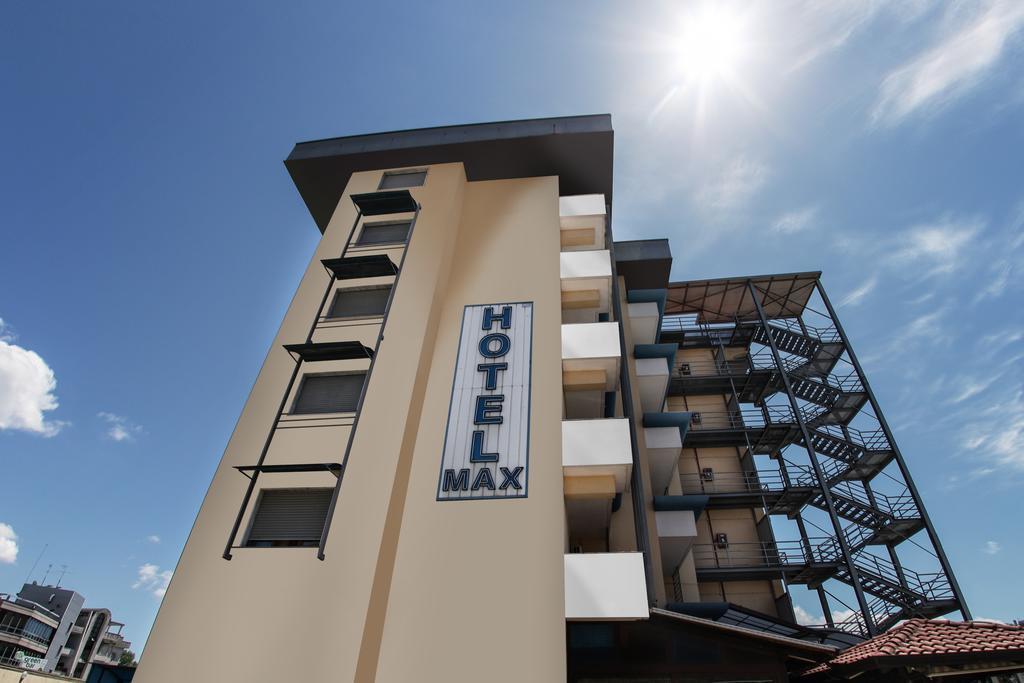 Hotel Max Аверса Екстериор снимка