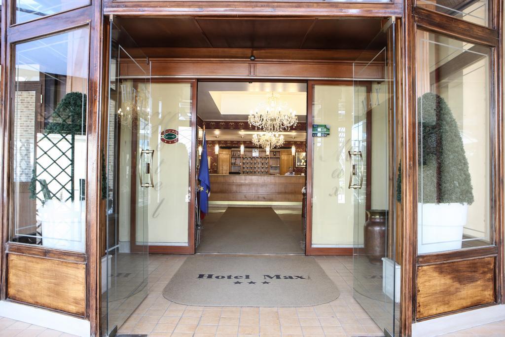 Hotel Max Аверса Екстериор снимка