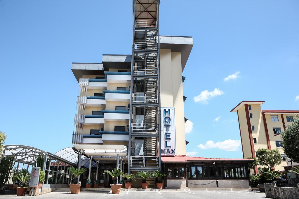 Hotel Max Аверса Екстериор снимка