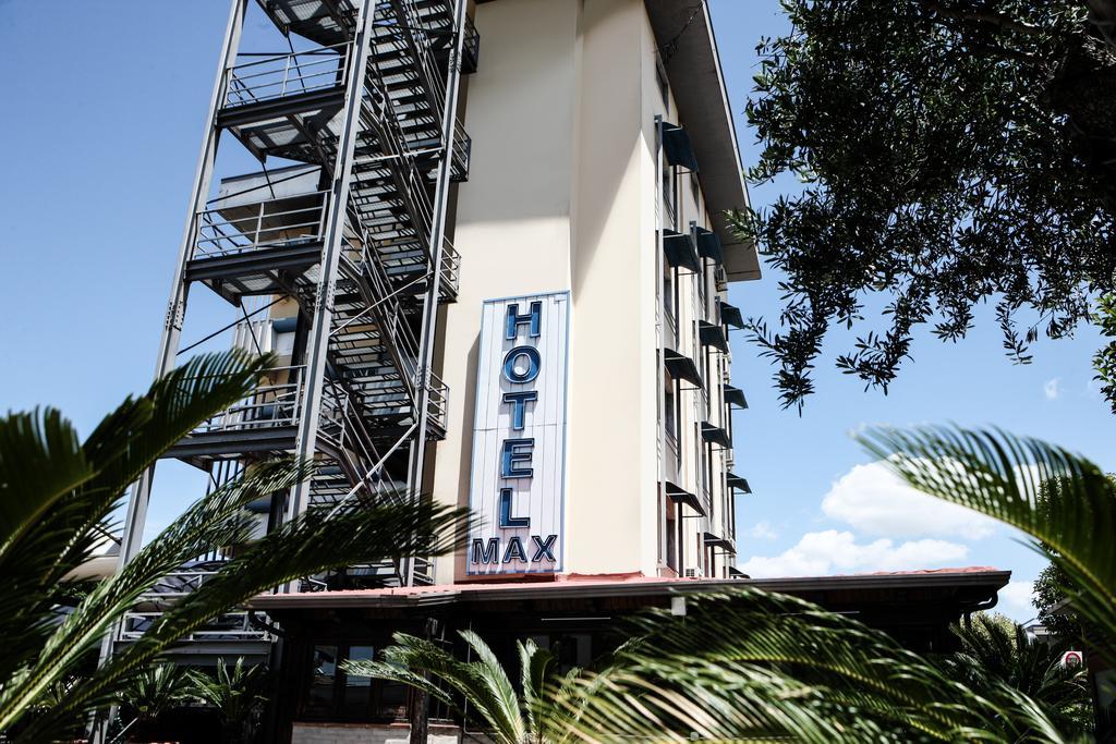 Hotel Max Аверса Екстериор снимка