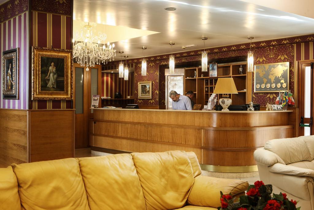 Hotel Max Аверса Екстериор снимка