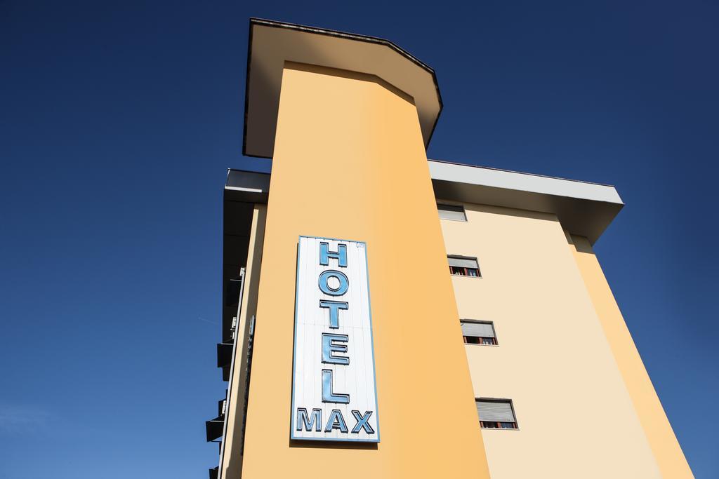 Hotel Max Аверса Екстериор снимка