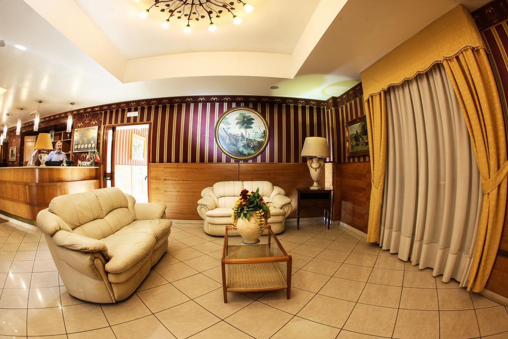 Hotel Max Аверса Екстериор снимка