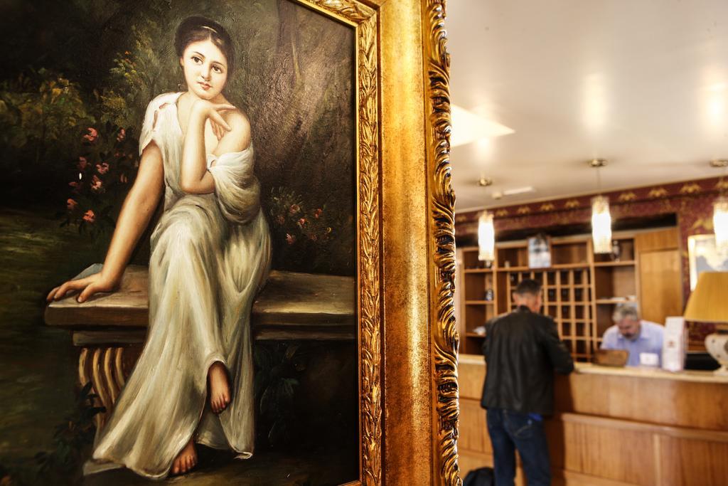 Hotel Max Аверса Екстериор снимка