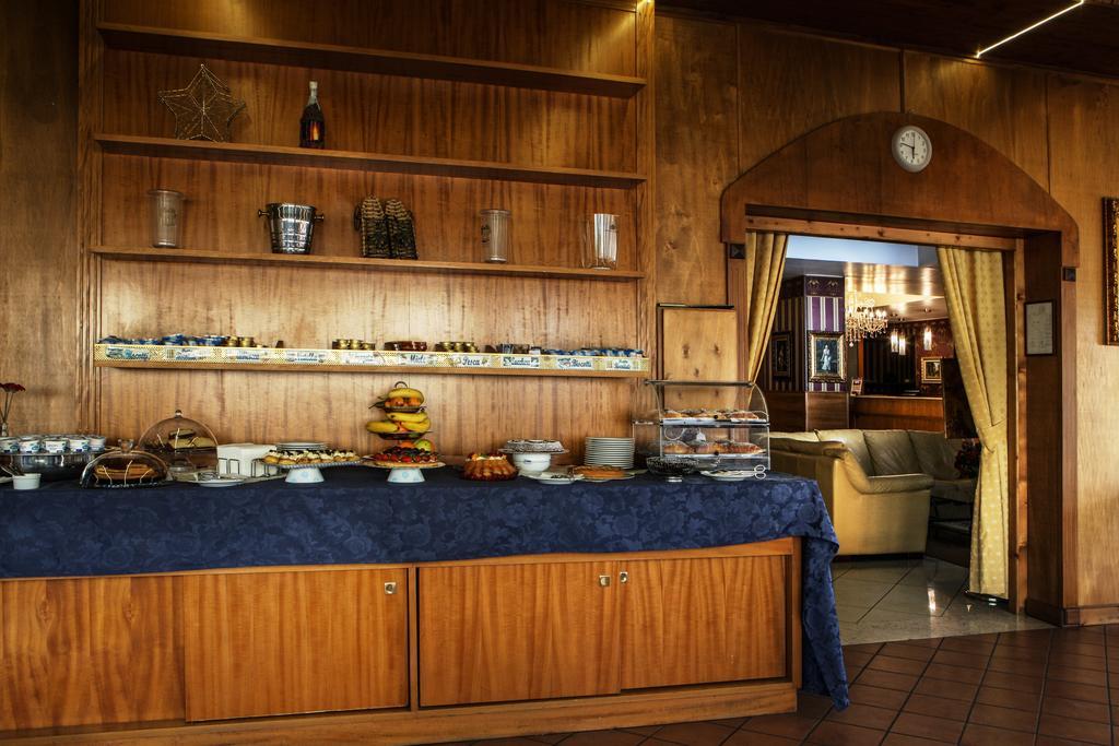 Hotel Max Аверса Екстериор снимка